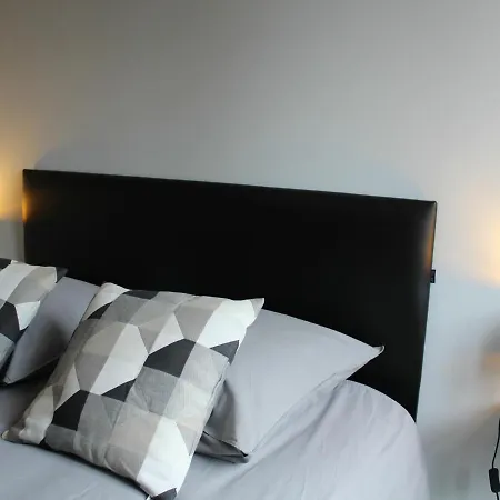 Apartment Central A : 2 Ch, Cuisine Equipee, Proche Commerces Et Activites - Fr-1-584-105 *