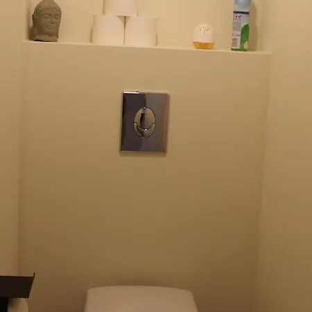 A : 2 Ch, Cuisine Equipee, Proche Commerces Et Activites - Fr-1-584-105 *