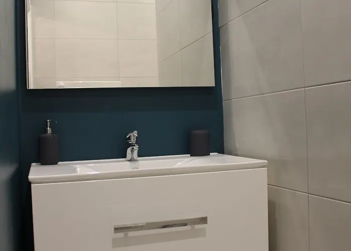 A : 2 Ch, Cuisine Equipee, Proche Commerces Et Activites - Fr-1-584-105 *