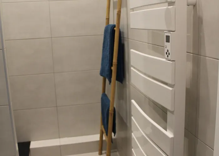 A : 2 Ch, Cuisine Equipee, Proche Commerces Et Activites - Fr-1-584-105